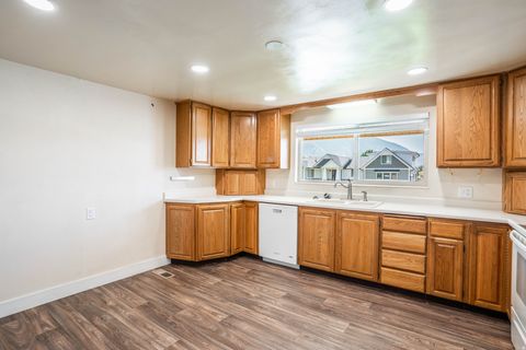 Tiny photo for 265 E 600 N, Mapleton, UT 84664 (MLS # 2141070)