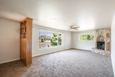 Tiny photo for 265 E 600 N, Mapleton, UT 84664 (MLS # 2141070)
