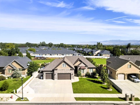 Homes For Sale - 1642 W Hunters Creek Cir<br/> South Jordan, UT 84095
