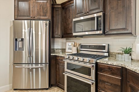 Tiny photo for 870 N CATALPA DR, Washington, UT 84780 (MLS # 2137232)