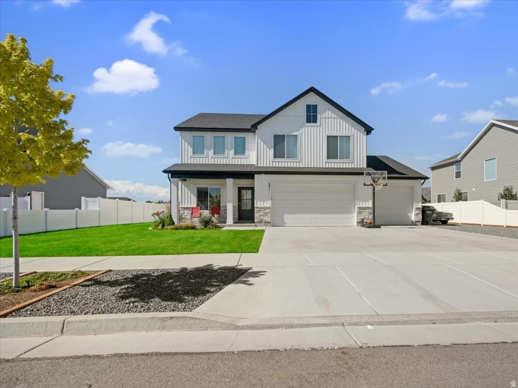 Photo of 531 E 600 S, Hyrum, UT 84319 (MLS # 2173436)