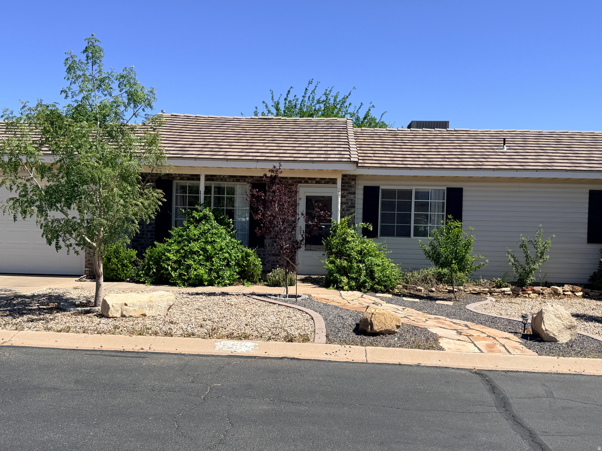 COUNTRY PLACE - Residential