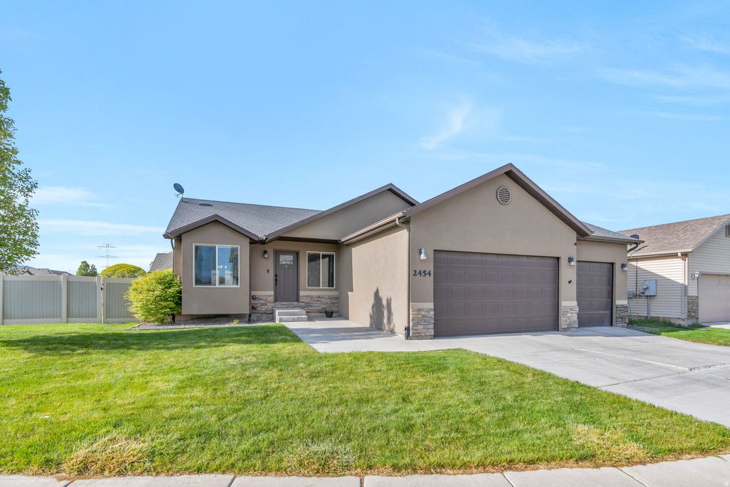 Photo of 2454 E OX YOKE DR, Eagle Mountain, UT 84005 (MLS # 2155710)