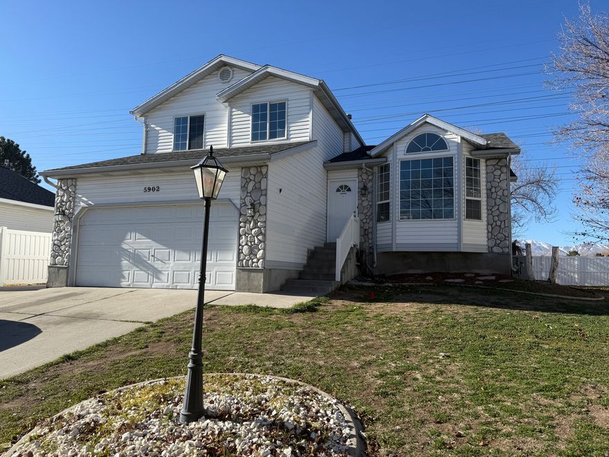 Nicely updated Large home with 5 bedrooms, and 2 1/2 baths.  Perfect for large or shared families.  Huge kitchen and dining space for family gatherings.  New carpet, new paint, new tile, new shower, close to mountain view freeway.