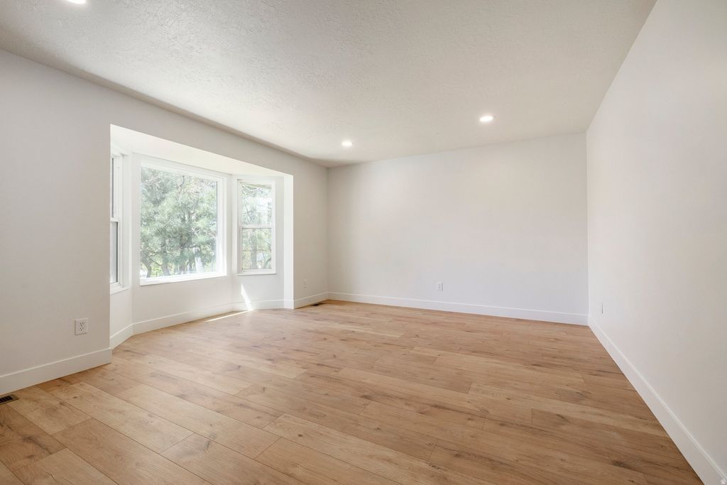 Photo of 1320 N WINSTON DR, Kaysville, UT 84037 (MLS # 2149323)