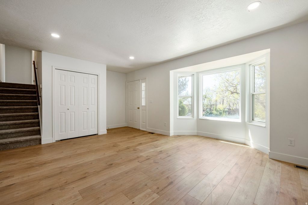 Photo of 1320 N WINSTON DR, Kaysville, UT 84037 (MLS # 2149323)