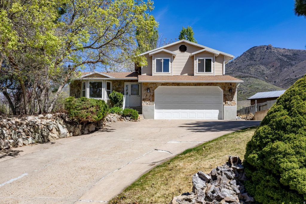 Photo of 1320 N WINSTON DR, Kaysville, UT 84037 (MLS # 2149323)