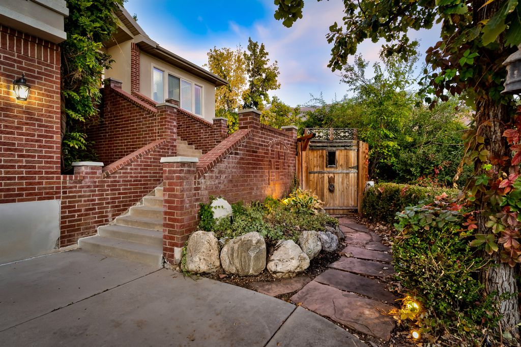 Photo of 1934 N HORSEMAN CIR, Layton, UT 84040 (MLS # 2146599)