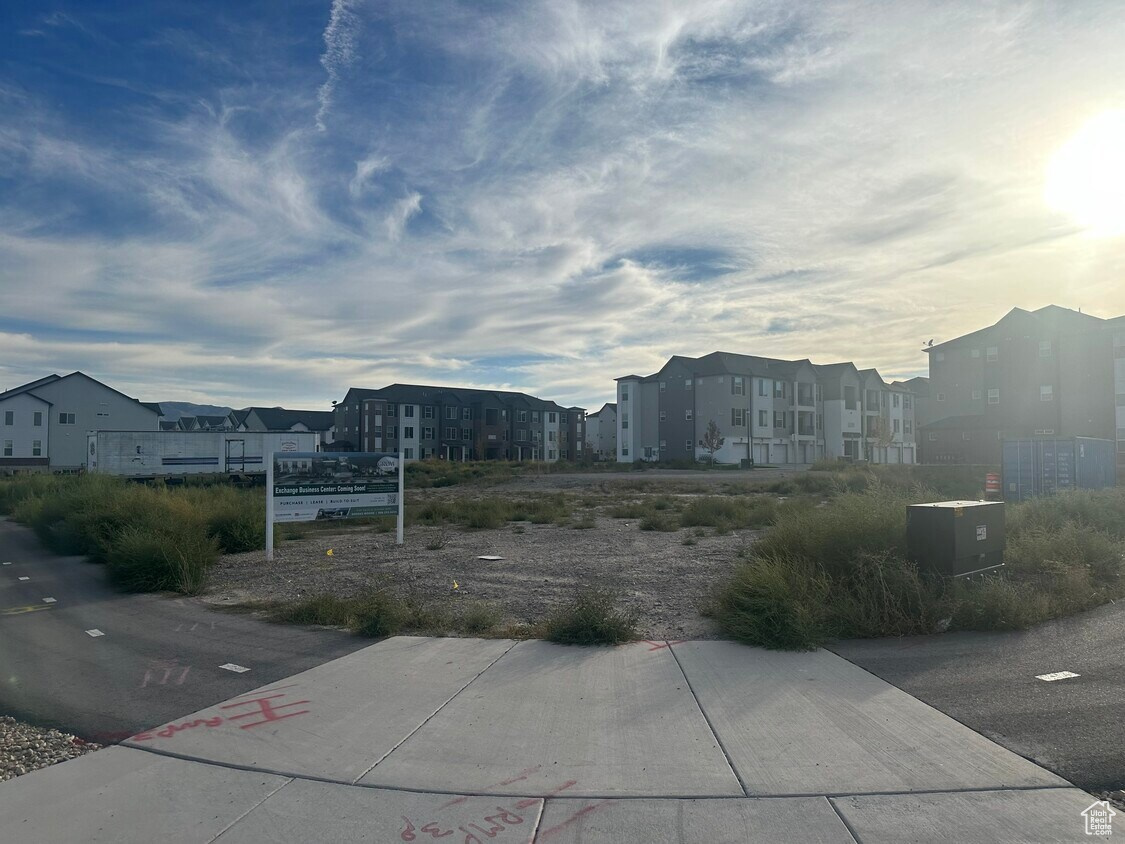 EXCHANGE BUSINESS CENTER - Land