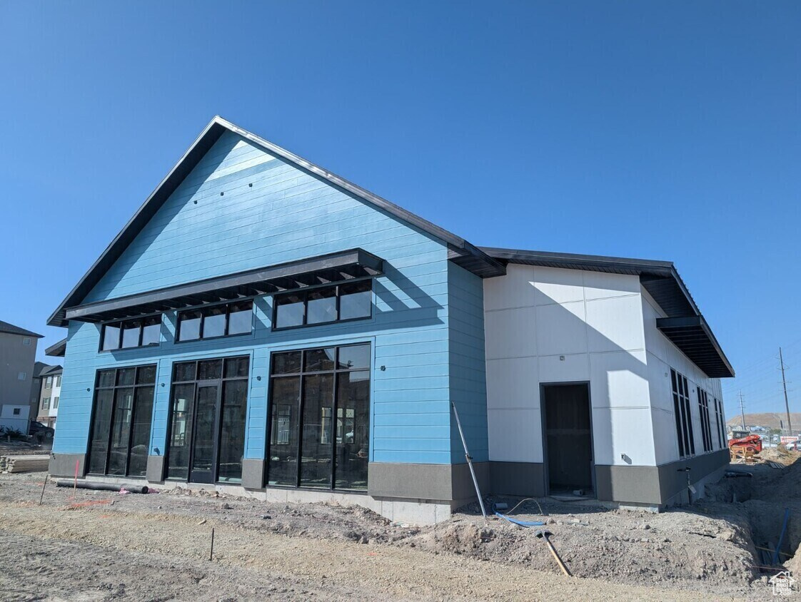 EXCHANGE BUSINESS CENTER - Land