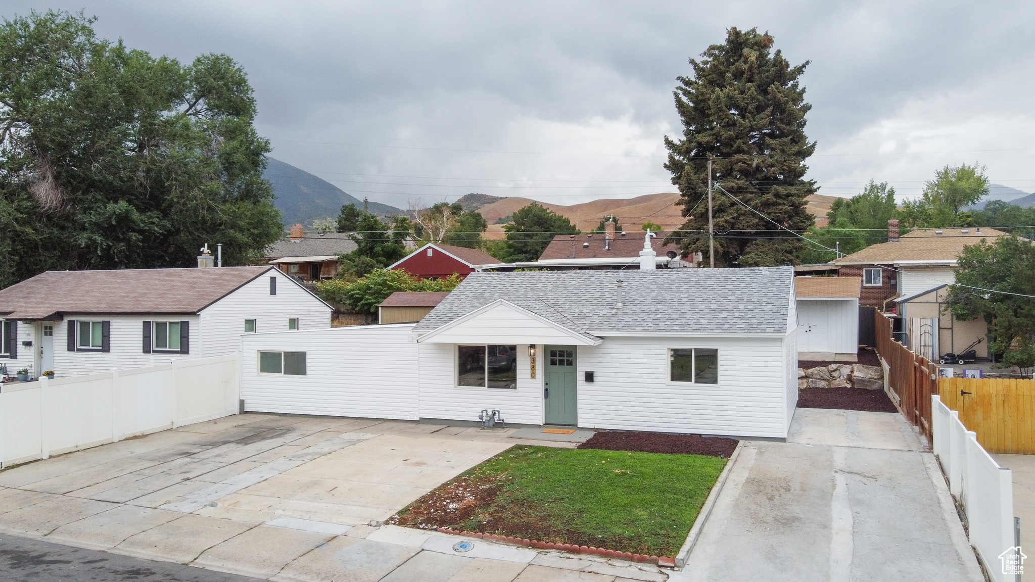 380 HIGHLAND DR
