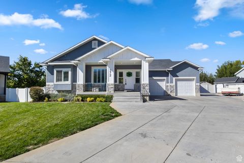 Photo of 372 W CLARK CIR, Farmington, UT 84025 (MLS # 2116733)