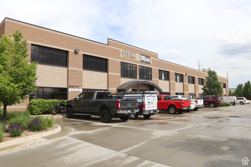 BLDG / Unit 9587 S : 6433 SF (office 2000 SF, warehouse 4433 SF. Base rent $1.25 SPF; NNN $0.30. Description: 1 overhead door; 1 rear man door; 22 FT clear height. 3 Phase Power. Plenty of parking. Quick Access to I-15. Located between exits 293 & 295.