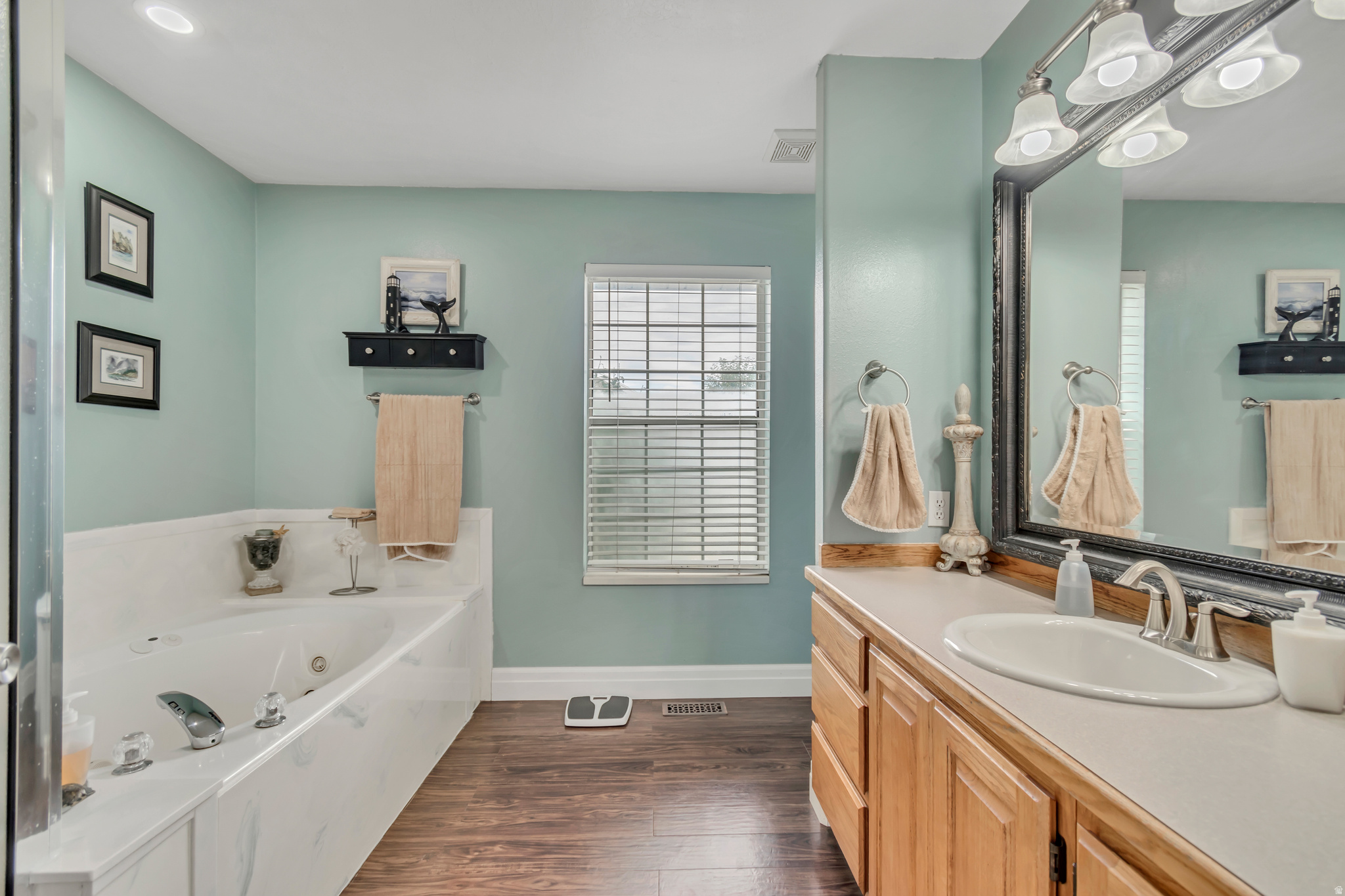 COUNTRY MANOR ESTATE - Residential