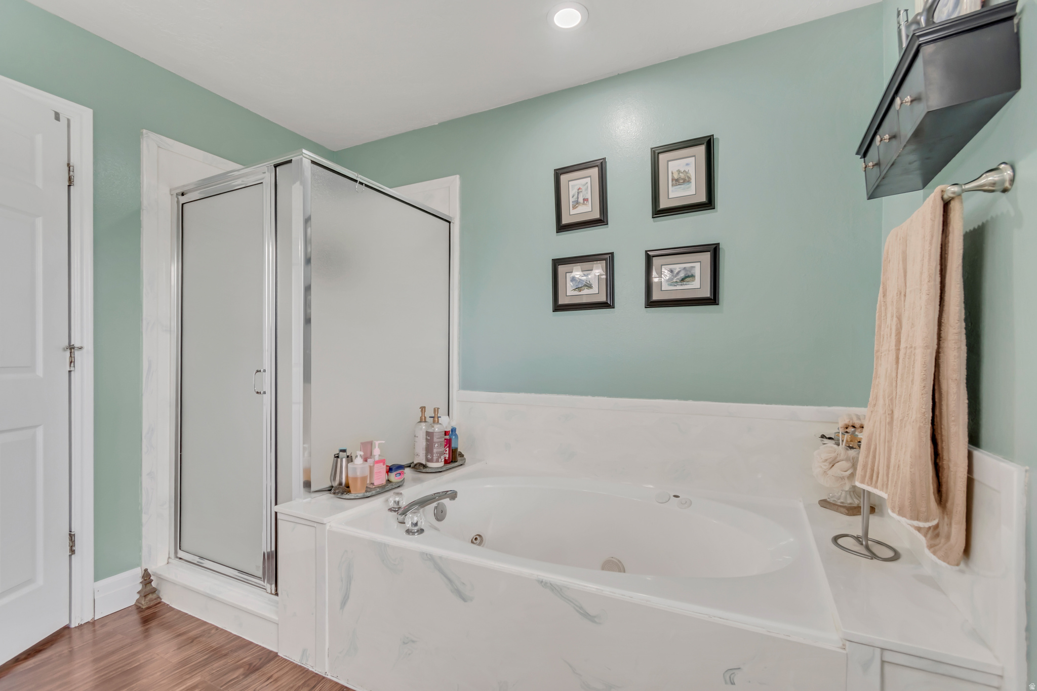 COUNTRY MANOR ESTATE - Residential