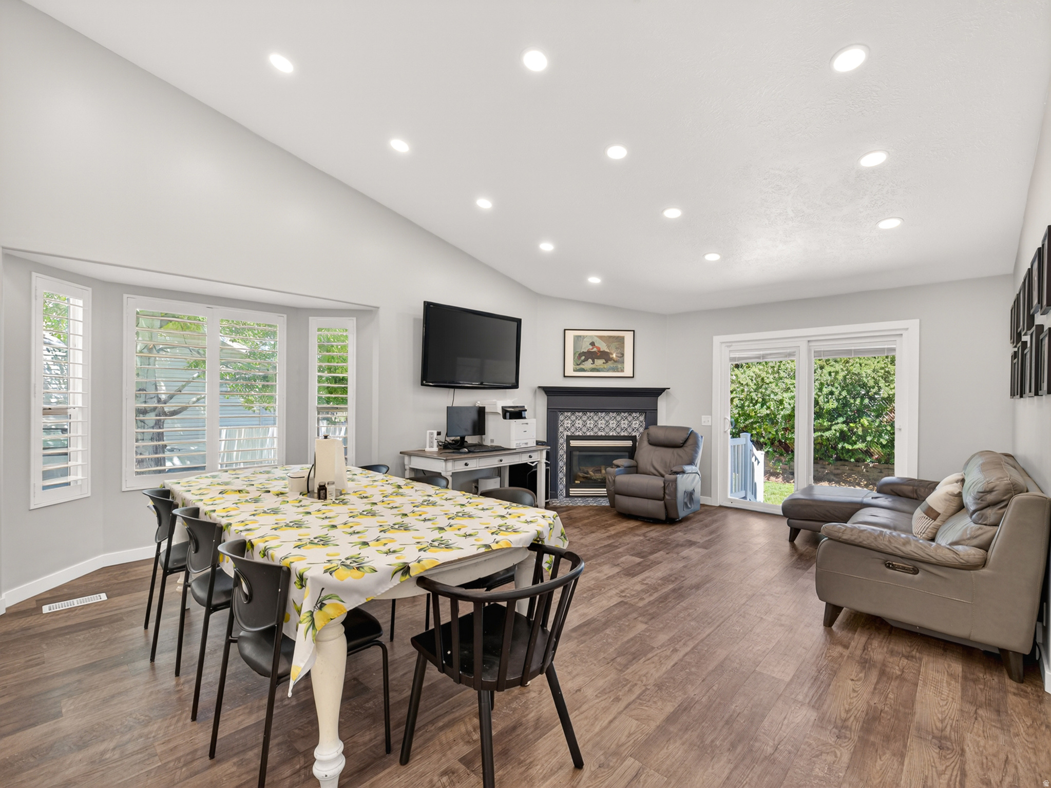 WINDSOR MEADOWS - Residential