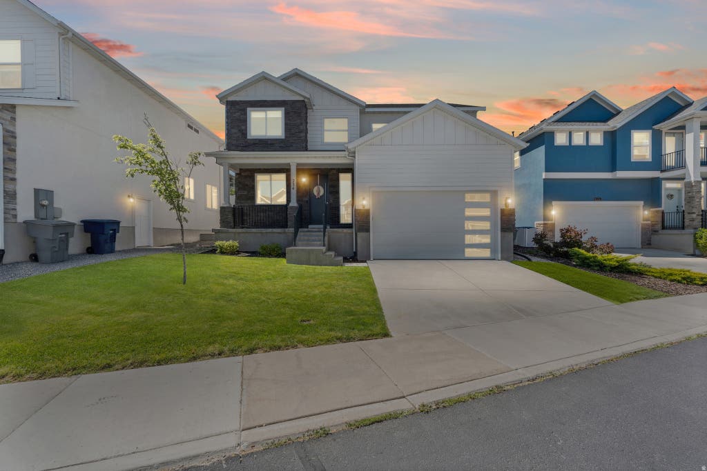 Photo of 234 E RIDGELINE WAY, North Salt Lake, UT 84054 (MLS # 2162853)