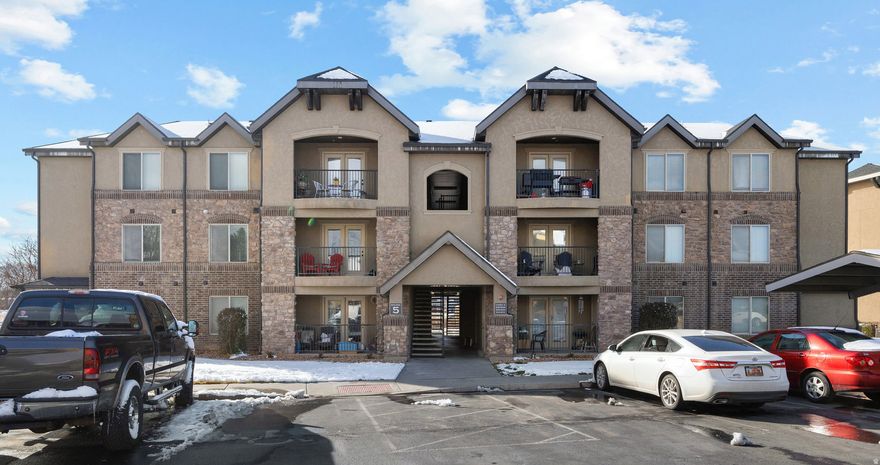 Well-maintained 3-bedroom, 2-bathroom condo.  Conveniently located near schools, shopping, dining, and outdoor recreation, this condo offers low-maintenance living in a great location. Ideal for both owner-occupants and investors.  Don't wait to schedule your showing today!