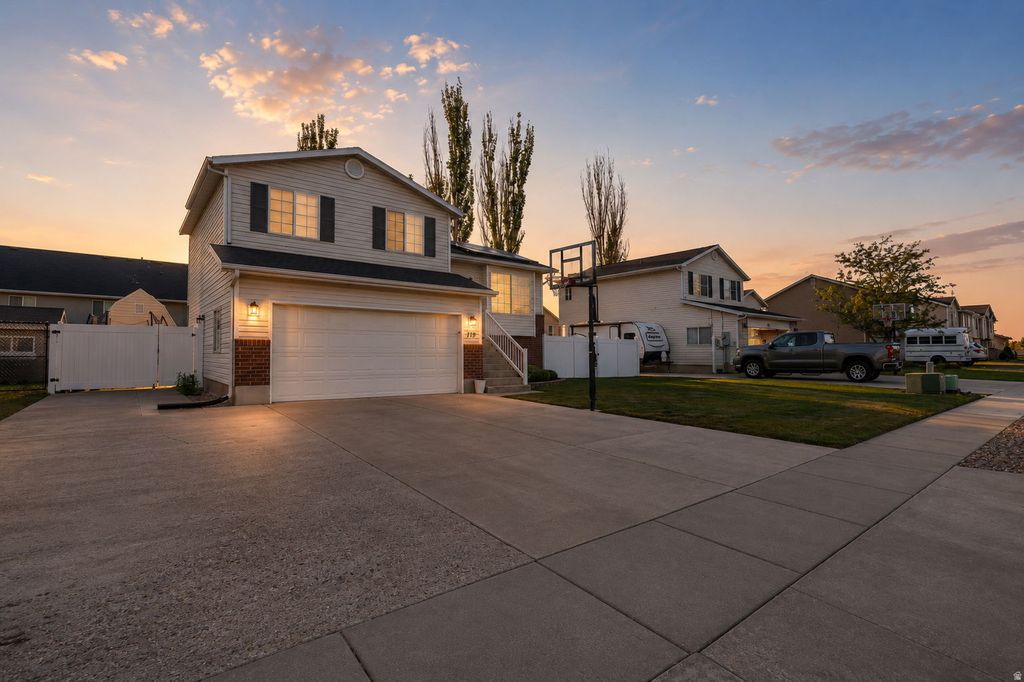 Photo of 719 N 1725 W, Clinton, UT 84015 (MLS # 2158581)