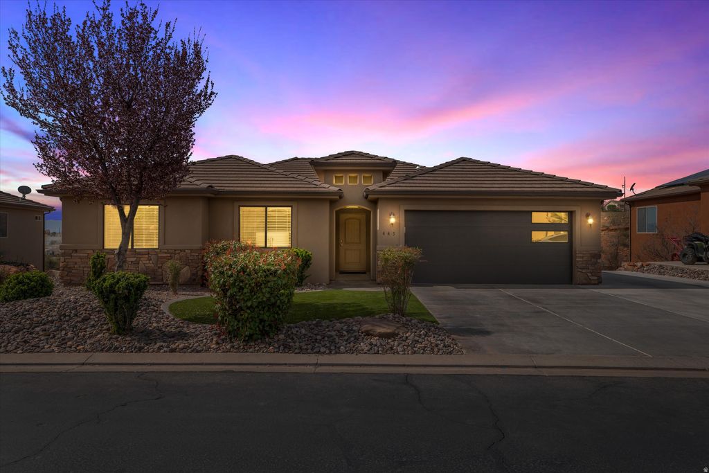 Photo of 445 N CREEK RIDGE DR, Washington, UT 84780 (MLS # 2142458)