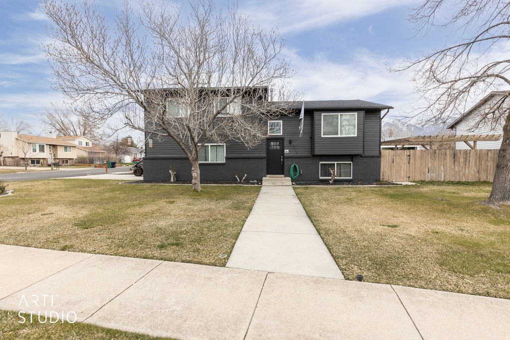 Photo of 949 S 225 E, Layton, UT 84041 (MLS # 2142481)