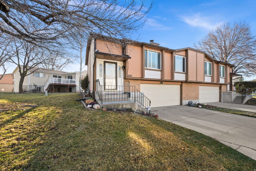 Photo of 1227 W CARLTON CT, Taylorsville, UT 84123 (MLS # 2131136)