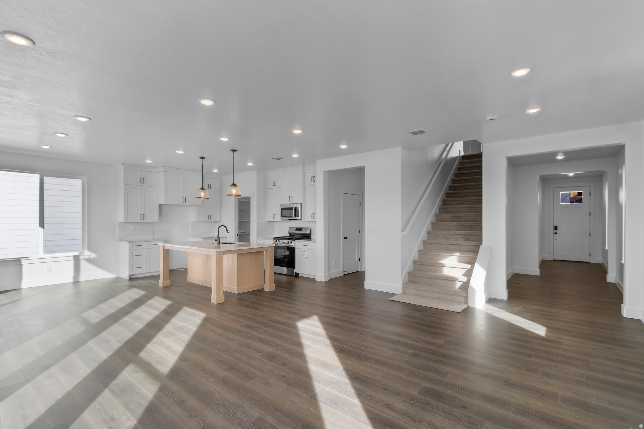 ENVISION ESTATES - Residential
