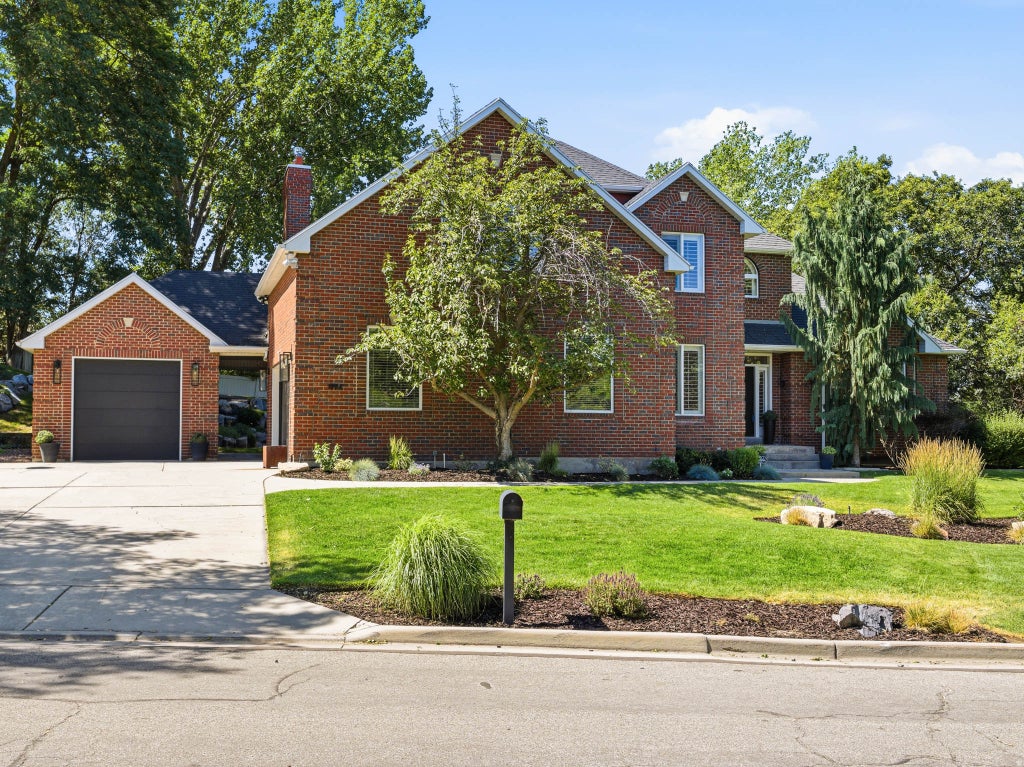 Photo of 1894 E BEAR CREEK DR, Draper, UT 84020 (MLS # 2169414)