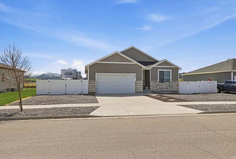 Homes For Sale - 620 E 600<br/> Hyrum, UT 84319