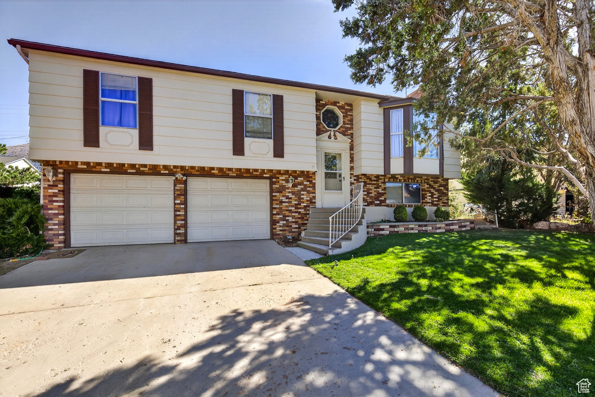 This great house is located on a quiet street. Step out onto a covered deck to enjoy the backyard. Enjoy the warmth of two fireplaces. It is close to shopping, schools, and parks. This home has versatile living spaces to include a family room and a laundry room/storage room. Don't miss this opportunity to make this home yours! Buyer is advised to obtain independent measurement.