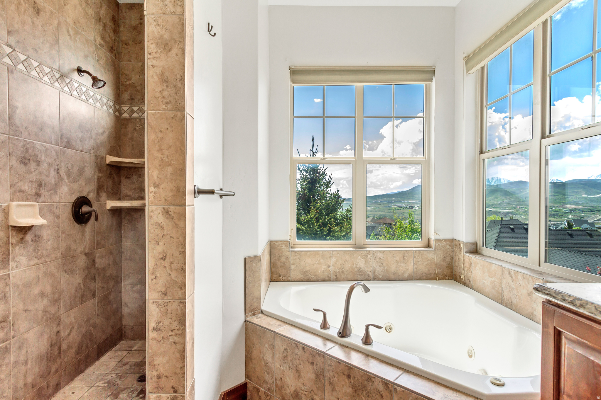 EAGLE SUMMIT - Residential