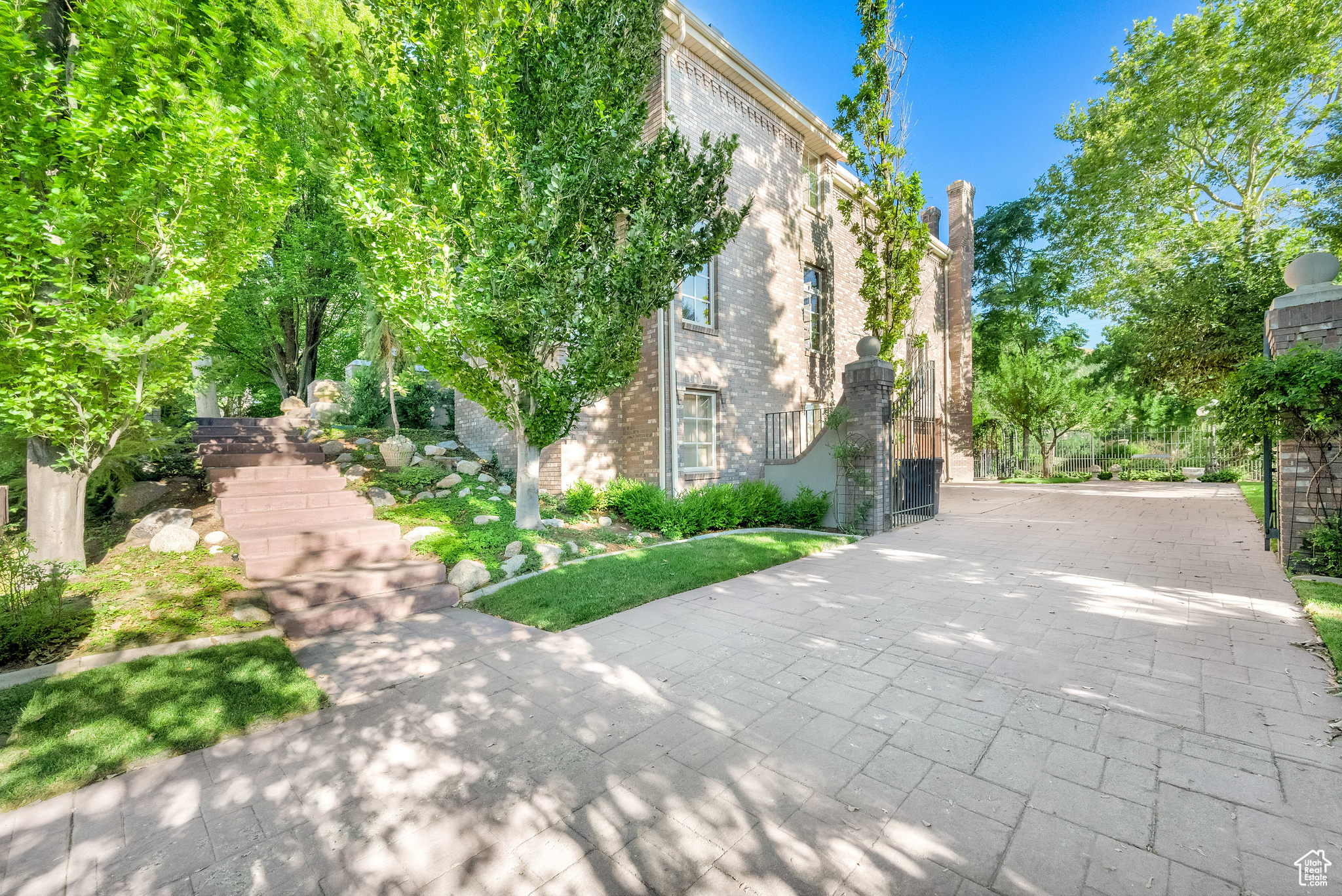 HIDDEN OAKS - Residential