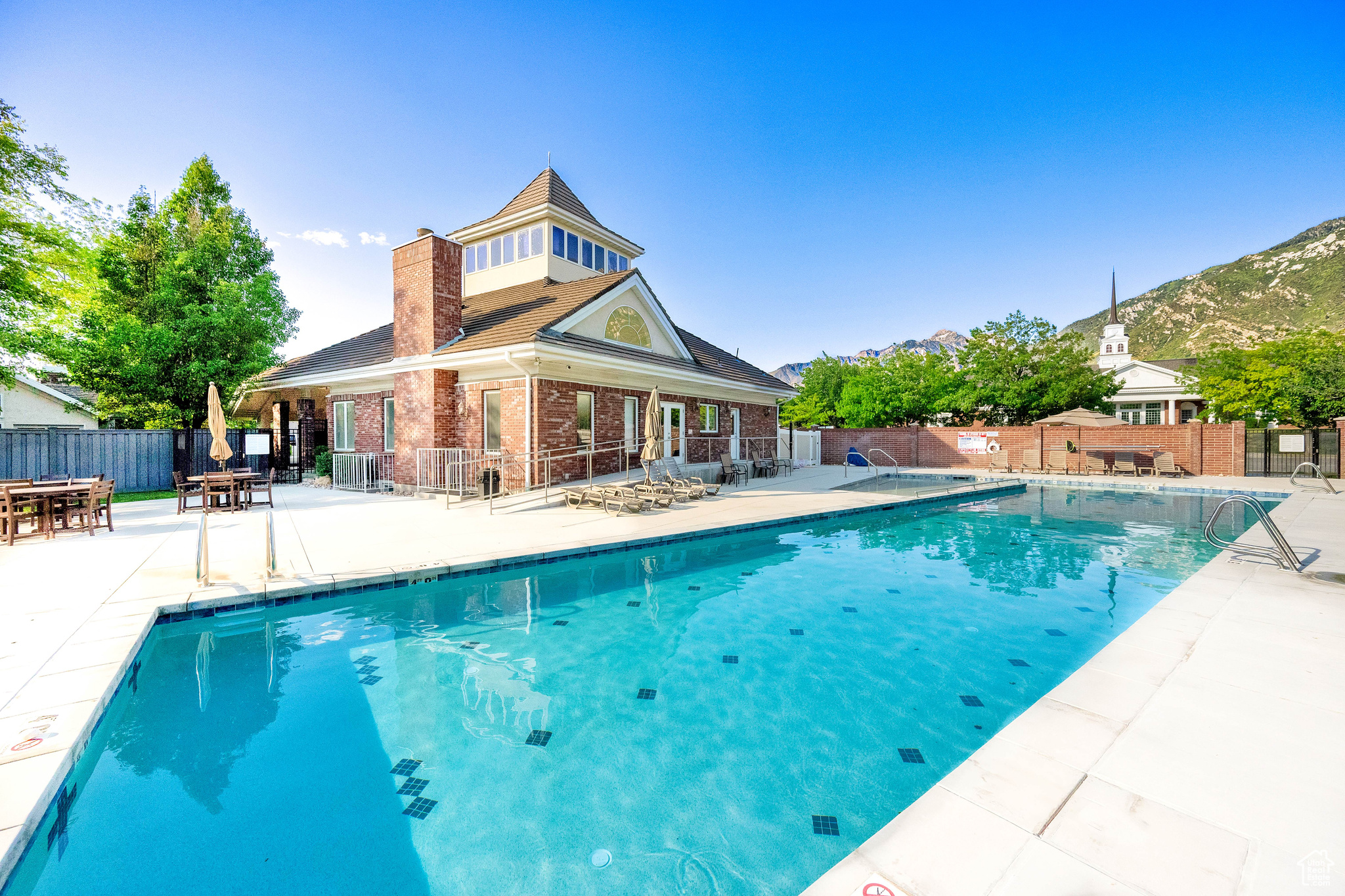 HIDDEN OAKS - Residential