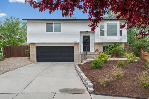 Photo of 3585 W SILVERGLEN CIR, Taylorsville, UT 84129 (MLS # 2155117)