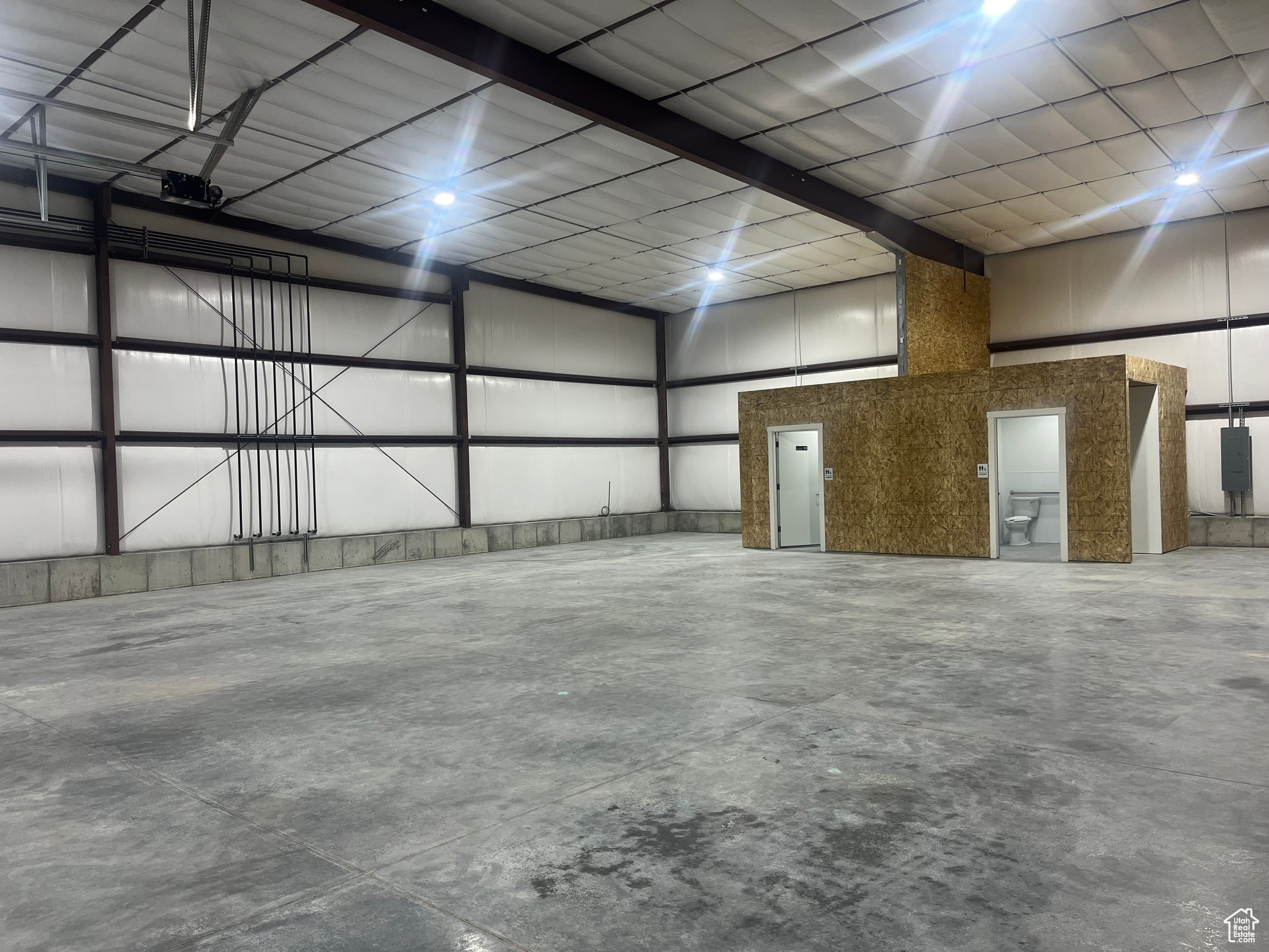 PARAGON COMMERCIAL - Commercial Lease