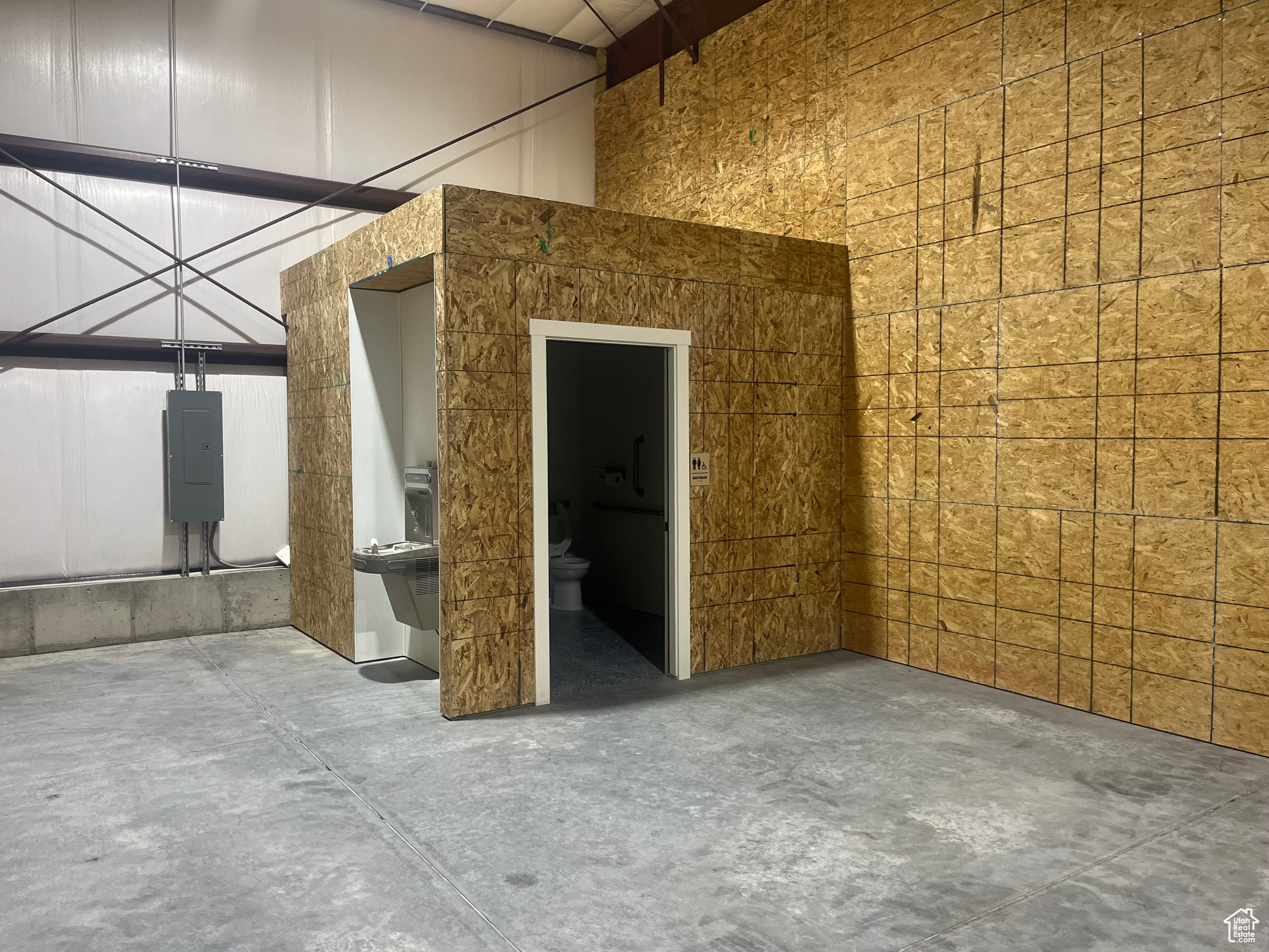 PARAGON COMMERCIAL - Commercial Lease