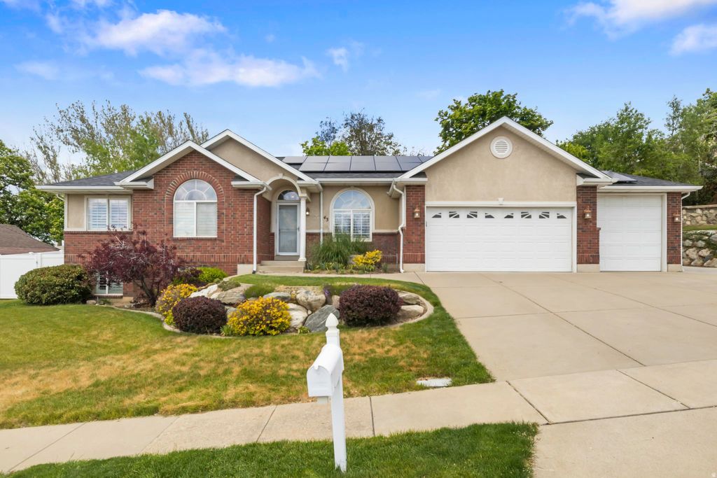 Photo of 43 E PEACHTREE DR N, Centerville, UT 84014 (MLS # 2154812)
