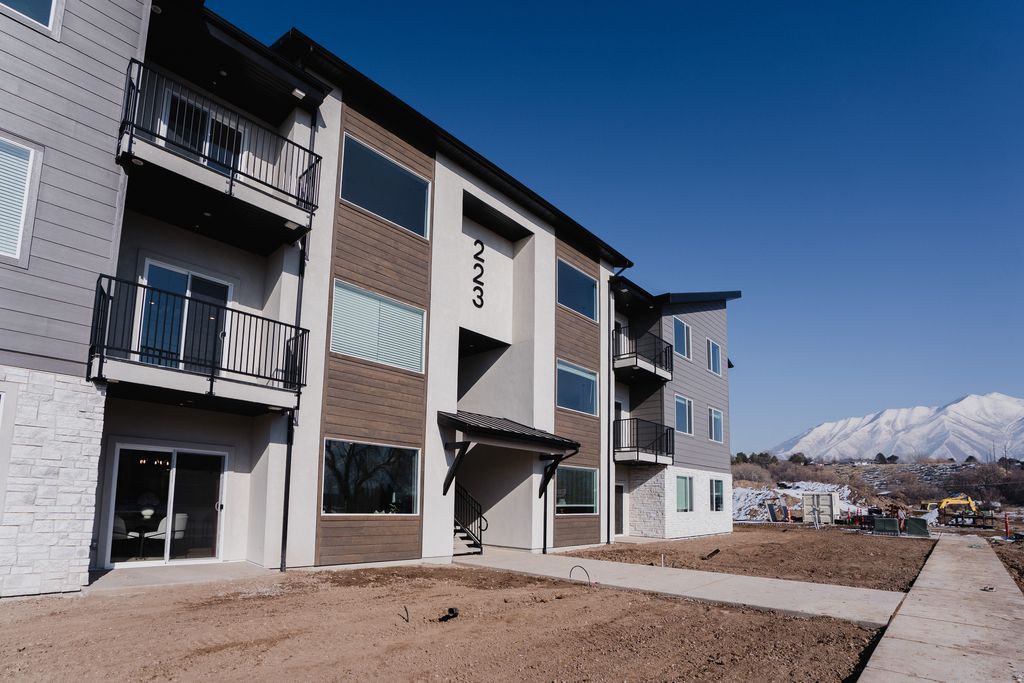 Photo of 253 E VOLUNTEER DR #8-203, Spanish Fork, UT 84660 (MLS # 2141679)