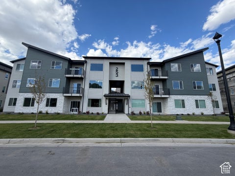 Photo of 253 E VOLUNTEER DR #8-203, Spanish Fork, UT 84660 (MLS # 2141679)