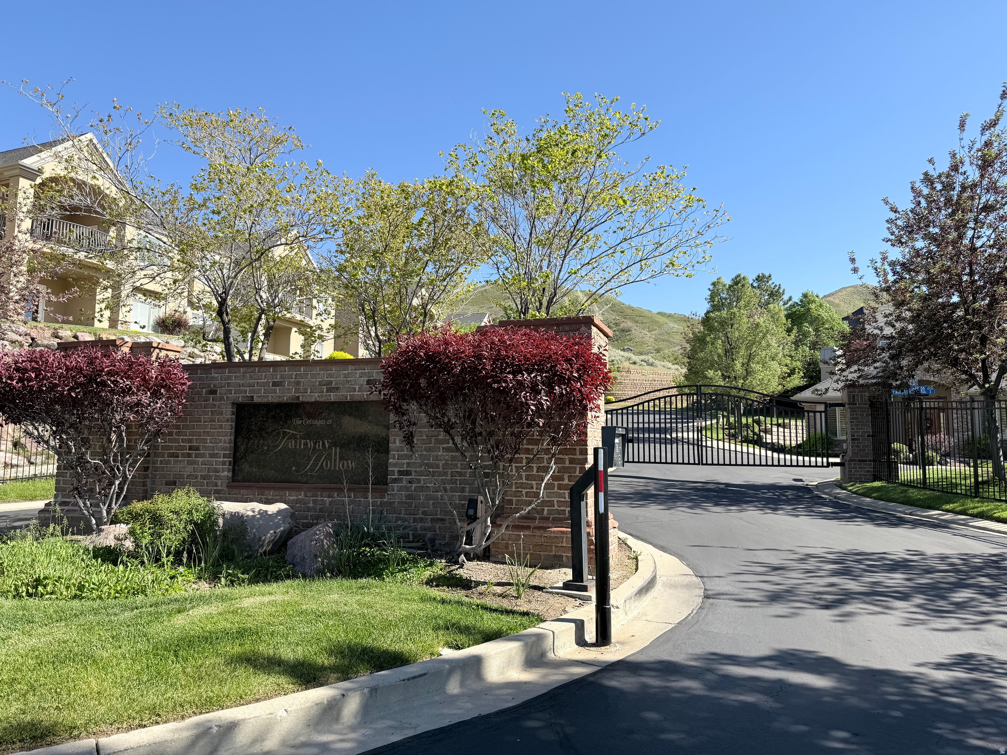 COTTAGES AT FAIRWAY - Residential