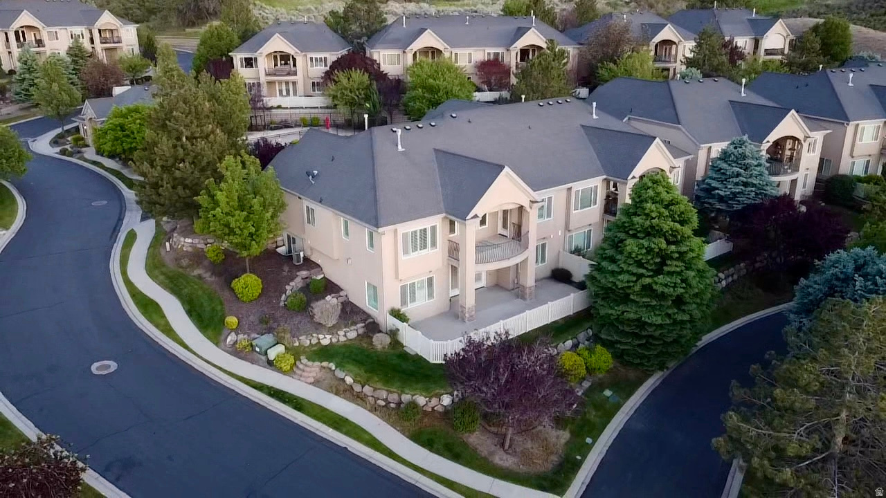 COTTAGES AT FAIRWAY - Residential
