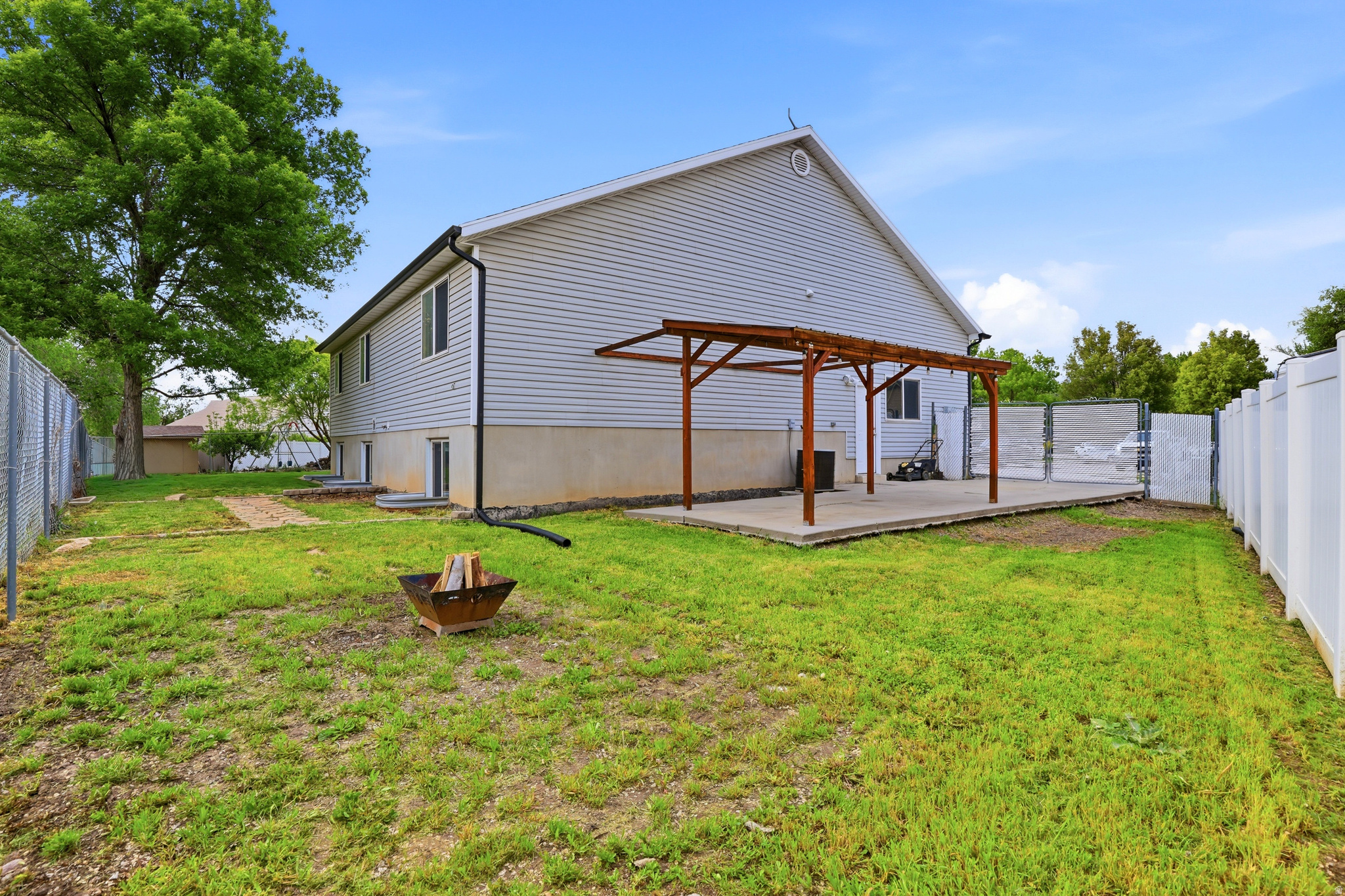 NORTH POINTE VILLAGE - Residential