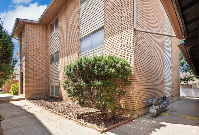 Updated Condo Move In ready! This top floor unit has a new furnace, new central air unit, new paint, new flooring and new kitchen appliances. Price to sale!