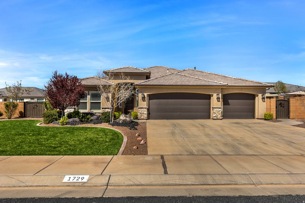 Photo of 1729 E COUNTY CANYON DR, Saint George, UT 84790 (MLS # 2144162)