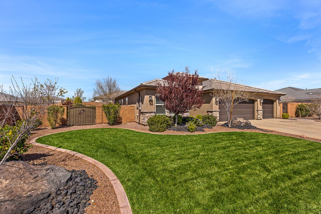 Photo of 1729 E COUNTY CANYON DR, Saint George, UT 84790 (MLS # 2144162)