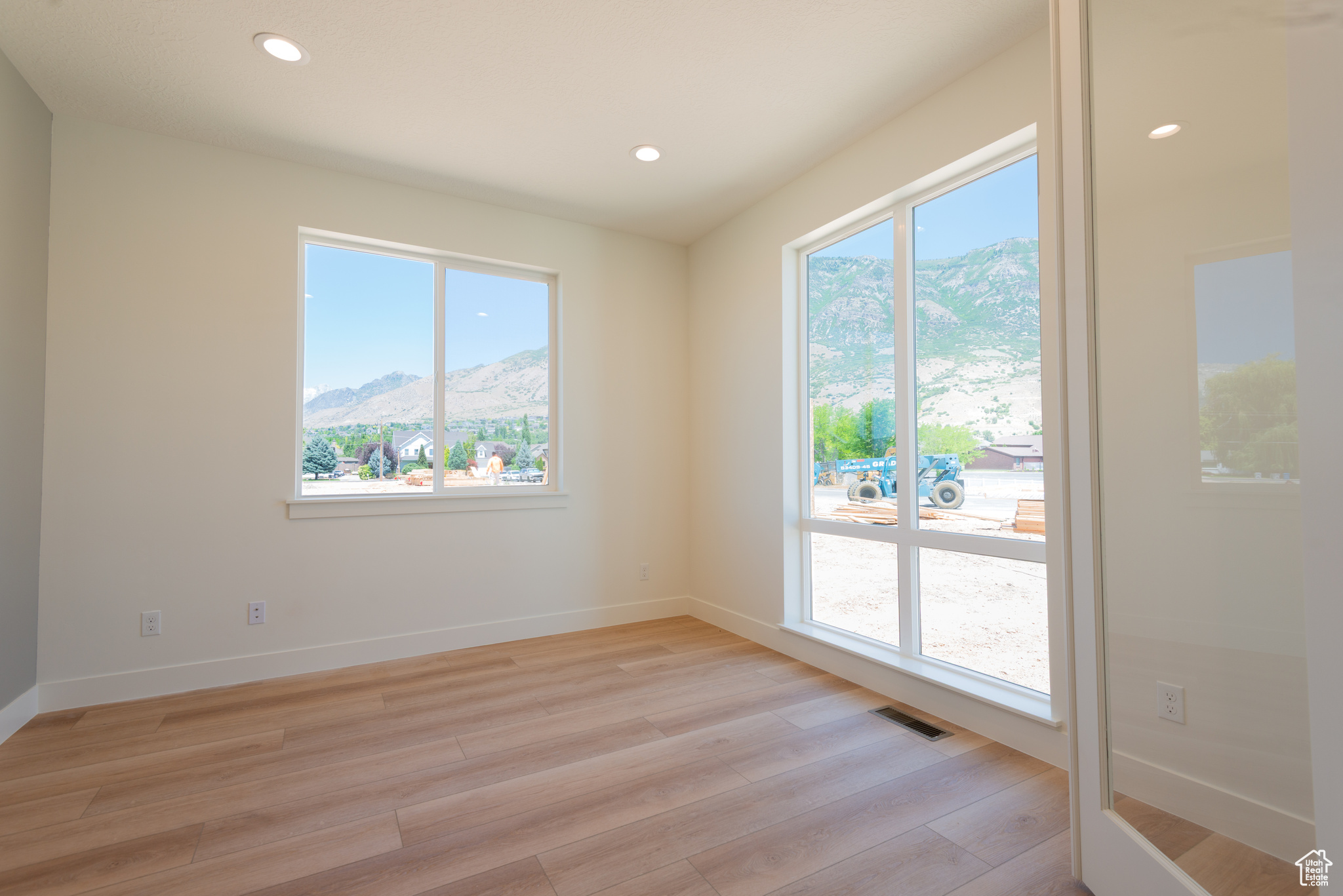 Pleasant Grove, Utah 84062, United States, 5 Bedrooms Bedrooms, ,4 BathroomsBathrooms,Residential,Active,128998