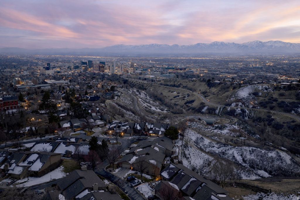 Photo of 829 N GRANDRIDGE DR, Salt Lake City, UT 84103 (MLS # 2139345)