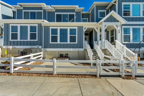 Photo of 933 W LITTLE TIGER CT N #555, Saratoga Springs, UT 84045 (MLS # 2158817)
