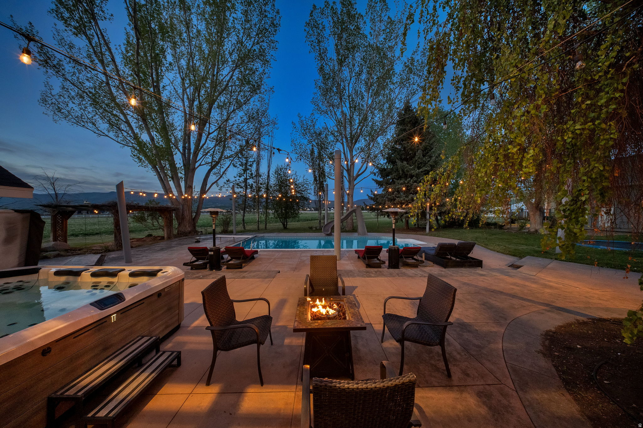 CREEK SIDE - Residential