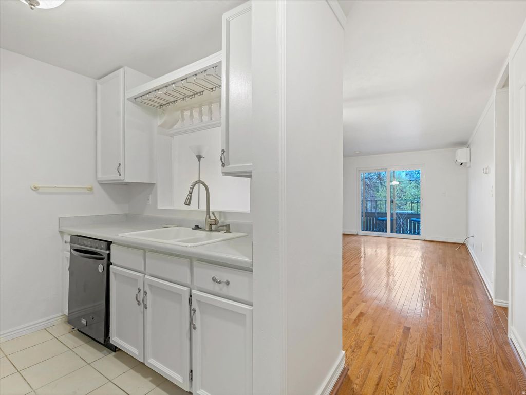 Photo of 550 S 400 E #3104, Salt Lake City, UT 84111 (MLS # 2147950)